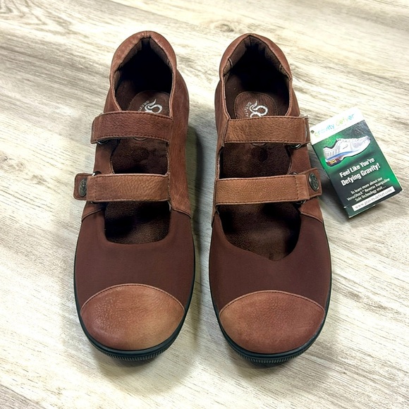 Gravity Defyer Mary Jane Shoes | Brown Two-Tone Leather Comfort Slip-On | 10 NWT - Picture 9 of 13